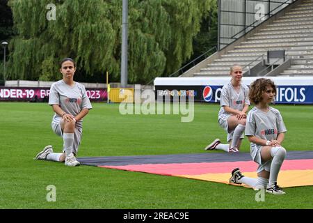 Tubize, Belgique. 24 juillet 2023. De jeunes volontaires photographiés lors d'un match de football féminin entre les équipes nationales féminines de moins de 19 ans des pays-Bas et d'Allemagne lors du tournoi final de L'UEFA féminin des moins de 19 ans lors de la troisième journée de match dans le groupe A, mercredi 24 juillet 2023 à Tubize, Belgique . Crédit : Sportpix/Alamy Live News Banque D'Images