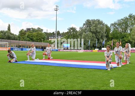 Tubize, Belgique. 24 juillet 2023. De jeunes volontaires photographiés lors d'un match de football féminin entre les équipes nationales féminines de moins de 19 ans des pays-Bas et d'Allemagne lors du tournoi final de L'UEFA féminin des moins de 19 ans lors de la troisième journée de match dans le groupe A, mercredi 24 juillet 2023 à Tubize, Belgique . Crédit : Sportpix/Alamy Live News Banque D'Images