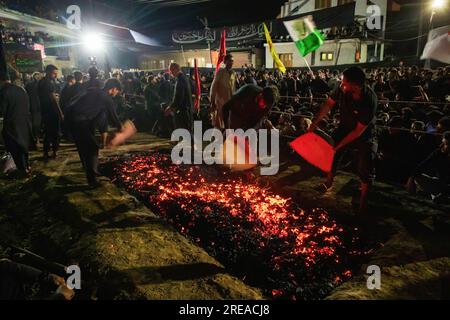 Srinagar, Inde. 25 juillet 2023. Des musulmans chiites cachemiris préparent une fosse à feu pour participer à la cérémonie de marche du feu lors des commémorations de l'Ashura (10e jour de Muharram), dans la banlieue de Srinagar. (Photo de Faisal Bashir/SOPA Images/Sipa USA) crédit : SIPA USA/Alamy Live News Banque D'Images