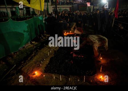 Srinagar, Inde. 25 juillet 2023. Des musulmans chiites cachemiris préparent une fosse à feu pour participer à la cérémonie de marche du feu lors des commémorations de l'Ashura (10e jour de Muharram), dans la banlieue de Srinagar. (Photo de Faisal Bashir/SOPA Images/Sipa USA) crédit : SIPA USA/Alamy Live News Banque D'Images