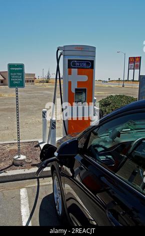 Un véhicule électrique Bolt 2023 de Chevrolet se chargeant le long de l'Interstate 5 en Californie Banque D'Images