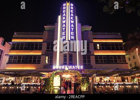 Miami, Floride États-Unis - 16 avril 2021 : Miami South Beach Ocean Drive Architecture illuminée dans la nuit rue de la ville de miami Banque D'Images