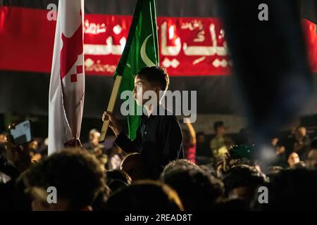 25 juillet 2023, Srinagar, Jammu-et-Cachemire, Inde : un garçon musulman chiite cachemiri regarde alors que des personnes en deuil marchent pieds nus à travers une fosse de feu lors des commémorations de l'Ashura (10e jour de Muharram), dans la banlieue de Srinagar. (Image de crédit : © Faisal Bashir/SOPA Images via ZUMA Press Wire) USAGE ÉDITORIAL SEULEMENT! Non destiné à UN USAGE commercial ! Banque D'Images