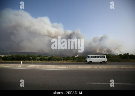 Izmir, Turquie. 26 juillet 2023. Avec l'augmentation des températures de l'air, le nombre d'incendies dans les zones forestières a commencé à augmenter. La réponse au feu de forêt dans le district d'Odemis à Izmir se poursuit. (Image de crédit : © Serkan Senturk/ZUMA Press Wire) USAGE ÉDITORIAL SEULEMENT! Non destiné à UN USAGE commercial ! Banque D'Images