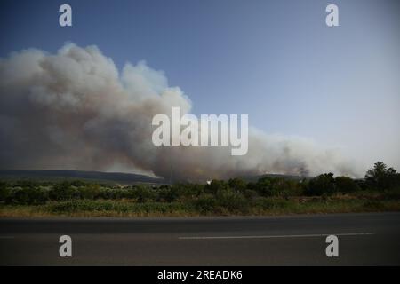 Izmir, Turquie. 26 juillet 2023. Avec l'augmentation des températures de l'air, le nombre d'incendies dans les zones forestières a commencé à augmenter. La réponse au feu de forêt dans le district d'Odemis à Izmir se poursuit. (Image de crédit : © Serkan Senturk/ZUMA Press Wire) USAGE ÉDITORIAL SEULEMENT! Non destiné à UN USAGE commercial ! Banque D'Images