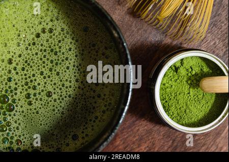 Thé vert matcha dans un bol. Vue d'en haut. Gros plan. Banque D'Images