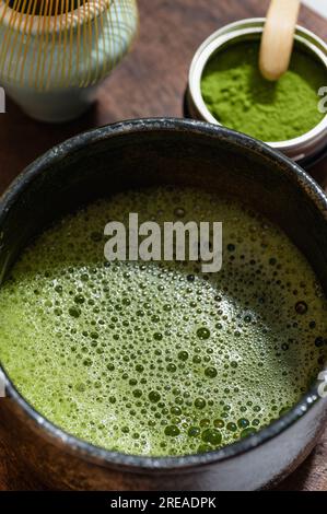 Thé vert matcha dans un bol. Vue d'en haut. Gros plan. Banque D'Images