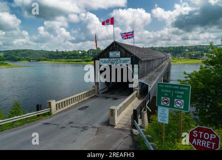 Pont couvert Hartland à Hartland, Nouveau-Brunswick, le plus long pont couvert du monde, vue aérienne Banque D'Images