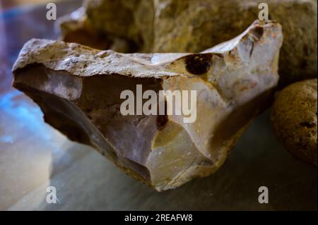 Visite des vins dans les caves en appellation Pouilly-fume, exemples de terroirs de vignes en appellation Pouilly-fume, cailloux silex, argile, caillottes limeston Banque D'Images