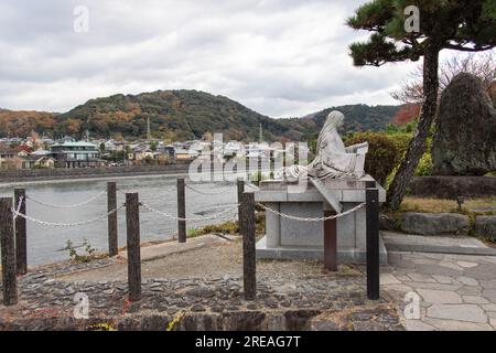 Statue d'un romancier japonais, poète et dame d'honneur à la cour de l'ère Heian Murasaki Shikibu à la rivière Uji. L'auteur du Conte de Genji Banque D'Images