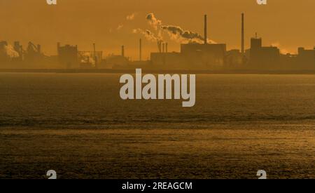 AJAXNETPHOTO. DUNKERQUE, FRANCE. - COMPLEXE INDUSTRIEL ET PORT DE COMMERCE - VU DEPUIS L'ENTRÉE DU PORT DANS LA LUMIÈRE TÔT LE MATIN. PHOTO : JONATHAN EASTLAND/AJAXREF : GX8 181909 320 Banque D'Images