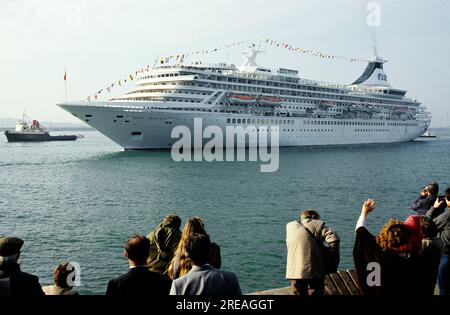 AJAXNETPHOTO. 1984. SOUTHAMPTON (ANGLETERRE). - LE PAQUEBOT DE CROISIÈRE ARRIVE - ROYAL PRINCESS APPROCHANT LES QUAIS DES QUAIS DE L'OUEST. PHOTO:JONATHAN EASTLAND/AJAX REF:841862 Banque D'Images