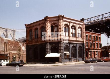 AJAXNETPHOTO. JUILLET 1975. BROOKLYN, NEW YORK, ÉTATS-UNIS. - OLD BANK - BROOKLYN BRIDGE TOWER ÉMERGEANT DERRIÈRE LES BÂTIMENTS COMMERCIAUX DU XIXE SIÈCLE À L'ANGLE DE FRONT STREET ET CADMAN PLAZA WEST; L'ANCIENNE BANQUE DE FERRY FULTON ET À SA GAUCHE, LE PLUS ANCIEN BÂTIMENT COMMERCIAL DU 19E SIÈCLE RESTANT SOUS LE PONT DU PONT DE BROOKLYN ENJAMBANT EAST RIVER ENTRE PARK ROW MANHATTAN ET SANDS STREET, BROOKLYN, NEW YORK. PHOTO : JONATHAN EASTLAND/AJAXREF : 601874 138 2 Banque D'Images