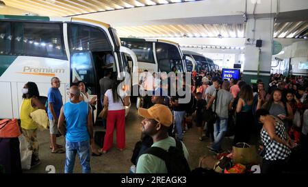 salvador, bahia, brésil - 22 juin 2023 : foule de personnes essayant de monter à bord des bus à la gare routière de Salvador dans la période Sao Joao. Banque D'Images