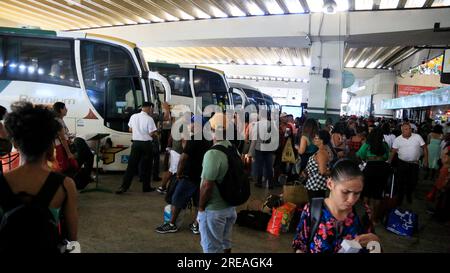 salvador, bahia, brésil - 22 juin 2023 : foule de personnes essayant de monter à bord des bus à la gare routière de Salvador dans la période Sao Joao. Banque D'Images