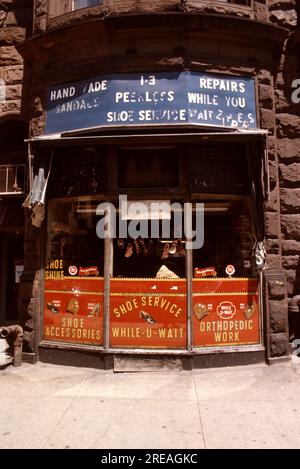 AJAXNETPHOTO. JUILLET 1975. BROOKLYN, NEW YORK, ÉTATS-UNIS. - SHOE SHINE - PEERLESS SHOE SERVICE WHILE-Y0U-WAIT SUR BROOKLYN HEIGHTS MONTAGUE STREET, NEW YORK CITY. PHOTO : JONATHAN EASTLAND/AJAXREF : 601894 143 Banque D'Images