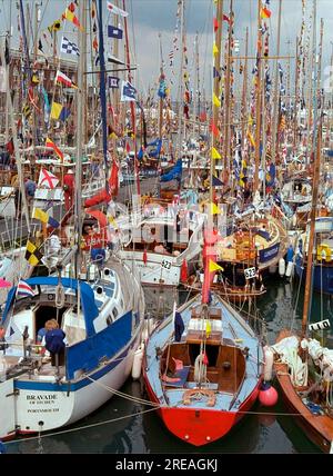 AJAXNETPHOTO. 1998. PORTSMOUTH, ANGLETERRE. - RAFT UP - FESTIVAL INTERNATIONAL DE LA MER. PETITS BATEAUX DE TOUTES FORMES ET TAILLES REMPLISSENT NR. BASSIN DE 2 DANS LE DOCKYARD DE LA ROYAL NAVY DE PORTSMOUTH. PHOTO : JONATHAN EASTLAND/AJAX. REF : FOTS98 Banque D'Images