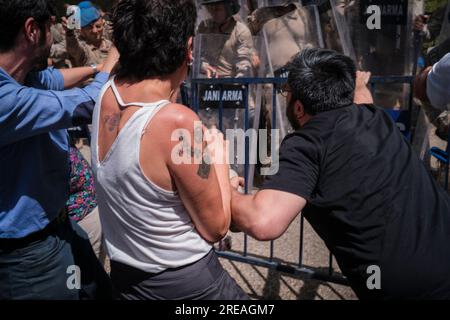 Izmir, Turquie. 26 juillet 2023. On voit des militants tenter de percer la barricade de gendarmerie. Les villageois de ?kizköy, un district du district de Milas de Mu?la, continuent de résister et de protéger la forêt d'Akbelen et d'empêcher la coupe d'arbres. Les gendarmes ont attaqué les villageois qui voulaient entrer dans la forêt et résister et l'attaque a été intervenue avec des bombes à gaz. (Photo Murat Kocabas/SOPA Images/Sipa USA) crédit : SIPA USA/Alamy Live News Banque D'Images