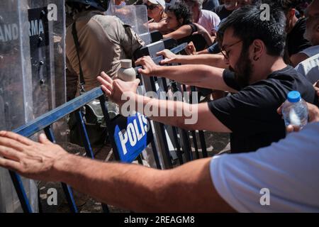 Izmir, Turquie. 26 juillet 2023. On voit des militants tenter de percer la barricade de gendarmerie. Les villageois de ?kizköy, un district du district de Milas de Mu?la, continuent de résister et de protéger la forêt d'Akbelen et d'empêcher la coupe d'arbres. Les gendarmes ont attaqué les villageois qui voulaient entrer dans la forêt et résister et l'attaque a été intervenue avec des bombes à gaz. (Photo Murat Kocabas/SOPA Images/Sipa USA) crédit : SIPA USA/Alamy Live News Banque D'Images