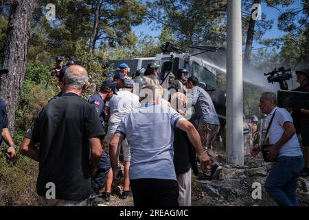 Izmir, Turquie. 26 juillet 2023. Le gendarme est vu pulvériser de l'eau avec toma. Les villageois de ?kizköy, un district du district de Milas de Mu?la, continuent de résister et de protéger la forêt d'Akbelen et d'empêcher la coupe d'arbres. Les gendarmes ont attaqué les villageois qui voulaient entrer dans la forêt et résister et l'attaque a été intervenue avec des bombes à gaz. (Photo Murat Kocabas/SOPA Images/Sipa USA) crédit : SIPA USA/Alamy Live News Banque D'Images