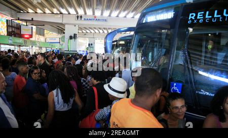 salvador, bahia, brésil - 22 juin 2023 : foule de personnes essayant de monter à bord des bus à la gare routière de Salvador dans la période Sao Joao. Banque D'Images
