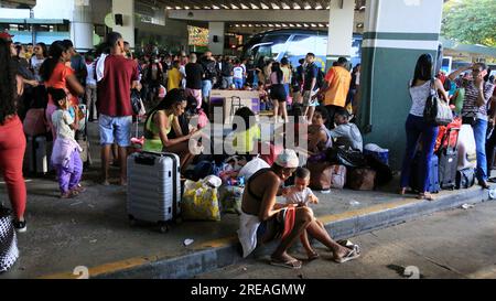 salvador, bahia, brésil - 22 juin 2023 : foule de personnes essayant de monter à bord des bus à la gare routière de Salvador dans la période Sao Joao. Banque D'Images