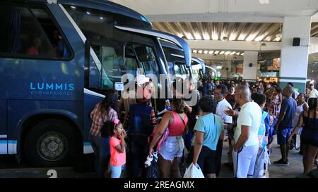 salvador, bahia, brésil - 22 juin 2023 : foule de personnes essayant de monter à bord des bus à la gare routière de Salvador dans la période Sao Joao. Banque D'Images