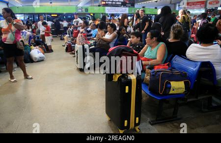 salvador, bahia, brésil - 22 juin 2023 : foule de personnes essayant de monter à bord des bus à la gare routière de Salvador dans la période Sao Joao. Banque D'Images