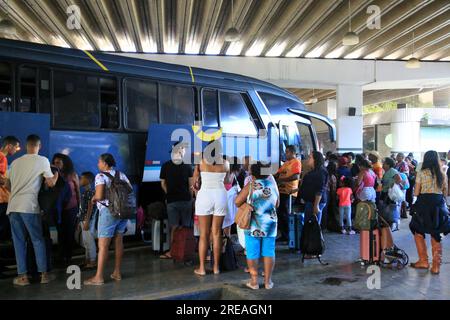 salvador, bahia, brésil - 22 juin 2023 : foule de personnes essayant de monter à bord des bus à la gare routière de Salvador dans la période Sao Joao. Banque D'Images