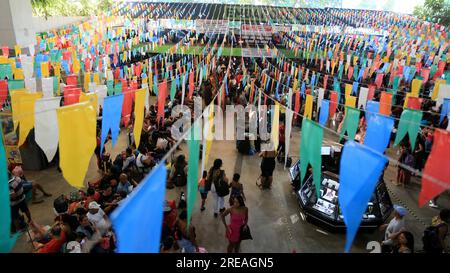 salvador, bahia, brésil - 22 juin 2023 : foule de personnes essayant de monter à bord des bus à la gare routière de Salvador dans la période Sao Joao. Banque D'Images