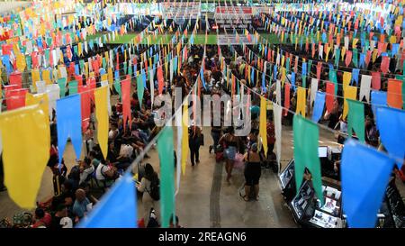 salvador, bahia, brésil - 22 juin 2023 : foule de personnes essayant de monter à bord des bus à la gare routière de Salvador dans la période Sao Joao. Banque D'Images