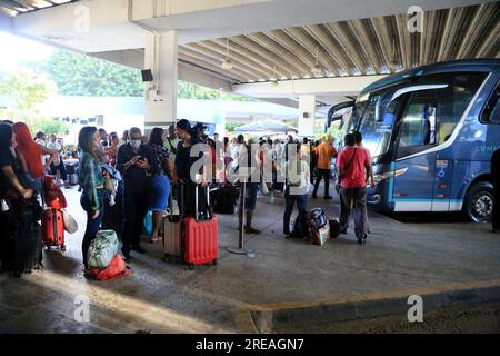 salvador, bahia, brésil - 22 juin 2023 : foule de personnes essayant de monter à bord des bus à la gare routière de Salvador dans la période Sao Joao. Banque D'Images