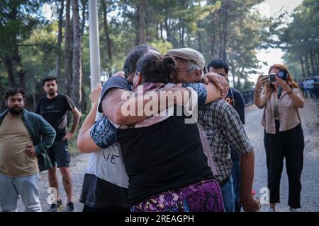 Izmir, Turquie. 26 juillet 2023. Les villageois s'embrassent. Les villageois de ?kizköy, un district du district de Milas de Mu?la, continuent de résister et de protéger la forêt d'Akbelen et d'empêcher la coupe d'arbres. Les gendarmes ont attaqué les villageois qui voulaient entrer dans la forêt et résister et l'attaque a été intervenue avec des bombes à gaz. (Photo Murat Kocabas/SOPA Images/Sipa USA) crédit : SIPA USA/Alamy Live News Banque D'Images