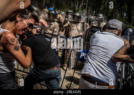 Izmir, Turquie. 26 juillet 2023. On voit des militants tenter de percer la barricade de gendarmerie. Les villageois de ?kizköy, un district du district de Milas de Mu?la, continuent de résister et de protéger la forêt d'Akbelen et d'empêcher la coupe d'arbres. Les gendarmes ont attaqué les villageois qui voulaient entrer dans la forêt et résister et l'attaque a été intervenue avec des bombes à gaz. (Photo Murat Kocabas/SOPA Images/Sipa USA) crédit : SIPA USA/Alamy Live News Banque D'Images