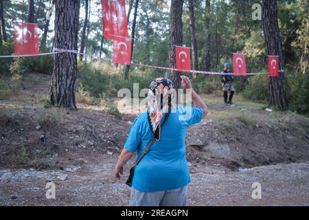 Izmir, Turquie. 26 juillet 2023. Un villageois se rebelle contre le gendarme. Les villageois de ?kizköy, un district du district de Milas de Mu?la, continuent de résister et de protéger la forêt d'Akbelen et d'empêcher la coupe d'arbres. Les gendarmes ont attaqué les villageois qui voulaient entrer dans la forêt et résister et l'attaque a été intervenue avec des bombes à gaz. (Photo Murat Kocabas/SOPA Images/Sipa USA) crédit : SIPA USA/Alamy Live News Banque D'Images