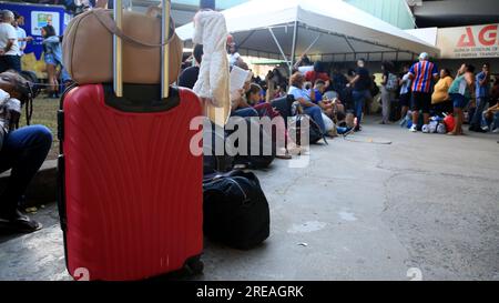 salvador, bahia, brésil - 22 juin 2023 : foule de personnes essayant de monter à bord des bus à la gare routière de Salvador dans la période Sao Joao. Banque D'Images