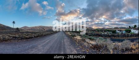 Paysages époustouflants. Coucher de soleil spectaculaire à Yaiza, Lanzarote, Îles Canaries, Espagne. Banque D'Images