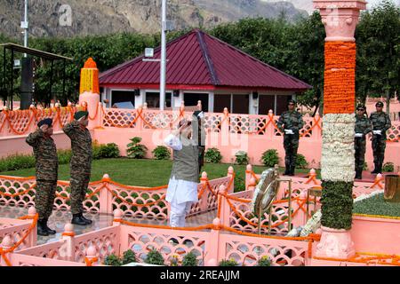 26 juillet 2023, Drass Cachemire, Inde : le ministre de la Défense de l'Union indienne Rajnath Singh et l'officier supérieur de l'armée saluent alors qu'ils rendent hommage au mémorial de guerre pendant ''Vijay Diwas'' ou célébration du jour de la victoire à Drass, à 160 km (99 miles) à l'est de Srinagar. L'armée indienne commémore chaque année ''Vijay Diwas'' en mémoire de plus de 500 soldats tués il y a onze ans lors d'une guerre avec le Pakistan. La guerre a eu lieu dans les montagnes des secteurs de Kargil et de Drass, à la ligne de contrôle ou ligne de cessez-le-feu militaire, qui a divisé le Cachemire entre les deux rivaux sud-asiatiques. Le 26 juillet 2023 dans DRAS Banque D'Images