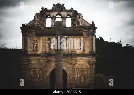 Église fassade ruine de Ermita de Santa Isabel avec grande croix à l'avant à Santa Ana, Antigua, Guatemala Banque D'Images