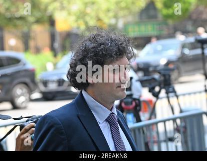 New York, États-Unis. 26 juillet 2023. L'ancien PDG de FTX Sam Bankman Fried quitte Manhattan quitte la cour fédérale le mercredi 26 juillet 2023 à New York. Bankman Fried a reçu l'ordre d'assister à une audience pour revoir les conditions de sa caution après avoir été accusé d'avoir divulgué les écrits personnels de son ancienne petite amie et partenaire d'affaires, Caroline Ellison, au New York Times. Photo Louis Lanzano/UPI crédit : UPI/Alamy Live News Banque D'Images