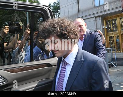 New York, États-Unis. 26 juillet 2023. L'ancien PDG de FTX Sam Bankman Fried quitte Manhattan quitte la cour fédérale le mercredi 26 juillet 2023 à New York. Bankman Fried a reçu l'ordre d'assister à une audience pour revoir les conditions de sa caution après avoir été accusé d'avoir divulgué les écrits personnels de son ancienne petite amie et partenaire d'affaires, Caroline Ellison, au New York Times. Photo Louis Lanzano/UPI crédit : UPI/Alamy Live News Banque D'Images