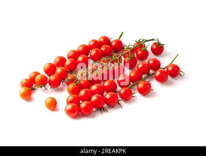 Belles longues branches de tomates cerises mûres fraîches sur fond blanc vue de dessus. Légumes biologiques. Tomates cerises isolées. Banque D'Images