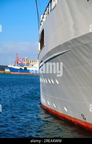 Dessus d'un navire classique blanc, en format vertical. Banque D'Images