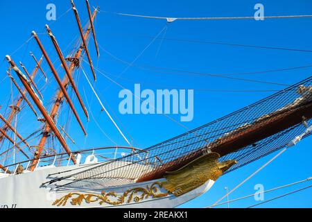 Vue à faible angle d'un voilier blanc classique avec mâts, yards, bowsprit et figure de proue, côté tribord. Banque D'Images