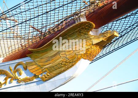 Figure d'arc d'or sculpté d'un vieux navire classique, vue rapprochée du côté tribord. Banque D'Images