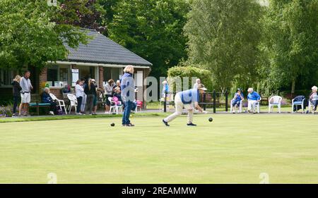 Une vue des dames âgées, jouant au bowling à Lowther Gardens, Lytham St Annes, Lancashire, Royaume-Uni, Europe Banque D'Images