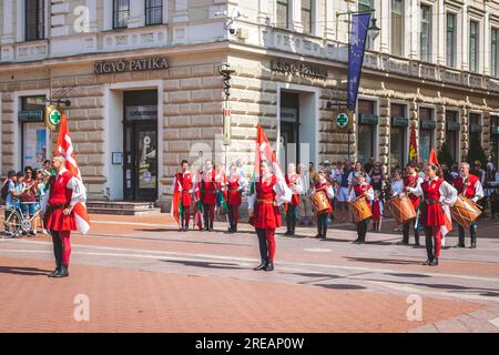 Défilé costumé, musical et bruyant le jour du souvenir de la victoire de Nándorfehérvár à Szeged, Hongrie Banque D'Images