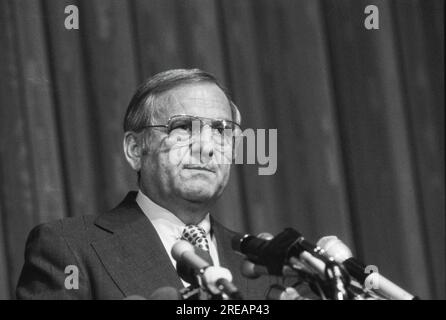 Lido Anthony Lee Iacocca (15 octobre 1924 – 2 juillet 2019) était un dirigeant automobile américain connu pour le développement des voitures Ford Mustang, Continental Mark III et Ford Pinto alors qu'il travaillait à la Ford Motor Company dans les années 1960. Et pour avoir redonné vie à Chrysler Corporation en tant que PDG dans les années 1980 Il a été président et chef de la direction de Chrysler à partir de 1978 et président du conseil à partir de 1979, jusqu'à sa retraite à la fin de 1992. Il est l'un des rares cadres à présider les opérations de deux des trois grands constructeurs automobiles des États-Unis. Photographie de Bernard Gotfryd Banque D'Images