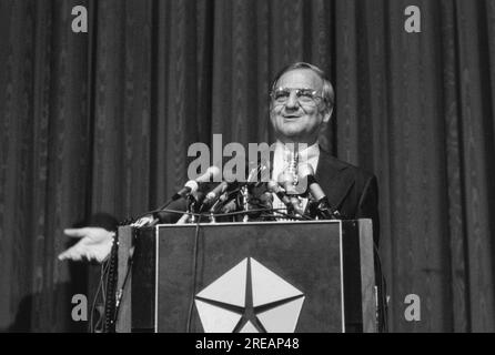 Lido Anthony Lee Iacocca (15 octobre 1924 – 2 juillet 2019) était un dirigeant automobile américain connu pour le développement des voitures Ford Mustang, Continental Mark III et Ford Pinto alors qu'il travaillait à la Ford Motor Company dans les années 1960. Et pour avoir redonné vie à Chrysler Corporation en tant que PDG dans les années 1980 Il a été président et chef de la direction de Chrysler à partir de 1978 et président du conseil à partir de 1979, jusqu'à sa retraite à la fin de 1992. Il est l'un des rares cadres à présider les opérations de deux des trois grands constructeurs automobiles des États-Unis. Photographie de Bernard Gotfryd Banque D'Images