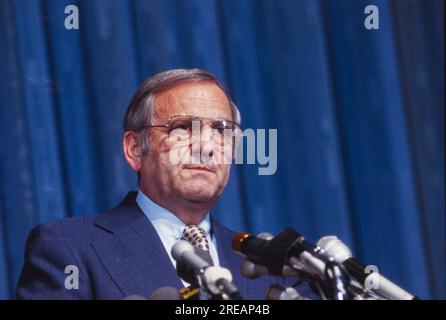 Lido Anthony Lee Iacocca (15 octobre 1924 – 2 juillet 2019) était un dirigeant automobile américain connu pour le développement des voitures Ford Mustang, Continental Mark III et Ford Pinto alors qu'il travaillait à la Ford Motor Company dans les années 1960. Et pour avoir redonné vie à Chrysler Corporation en tant que PDG dans les années 1980 Il a été président et chef de la direction de Chrysler à partir de 1978 et président du conseil à partir de 1979, jusqu'à sa retraite à la fin de 1992. Il est l'un des rares cadres à présider les opérations de deux des trois grands constructeurs automobiles des États-Unis. Photographie de Bernard Gotfryd Banque D'Images